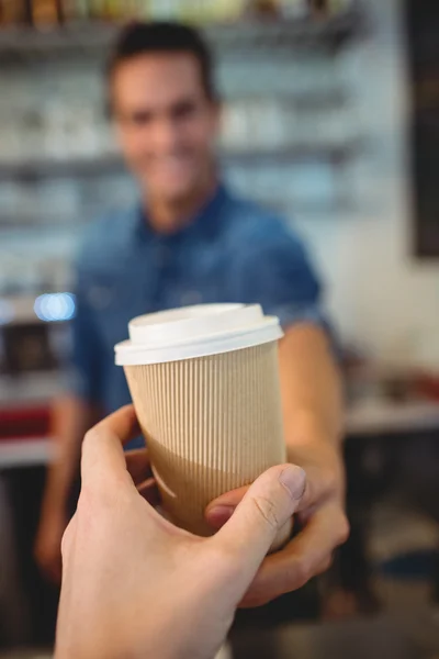 Kunde trinkt Kaffee vom Barista im Café — Stockfoto