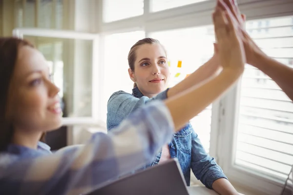 Colleghe donne che danno il cinque — Foto Stock