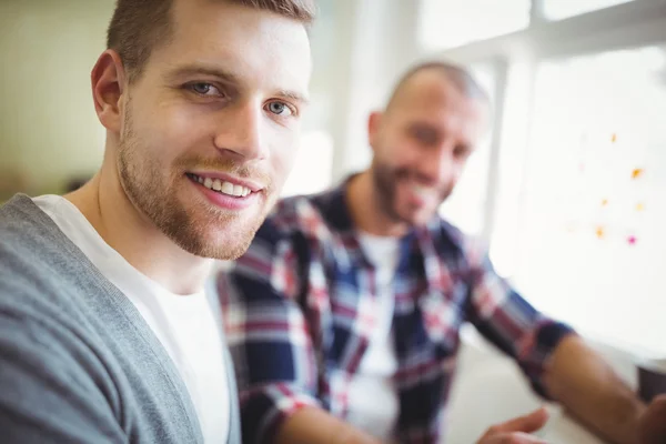 Uomo d'affari con collega in carica — Foto Stock