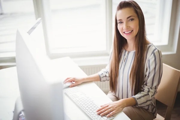 Femme d'affaires travaillant sur ordinateur dans le bureau — Photo