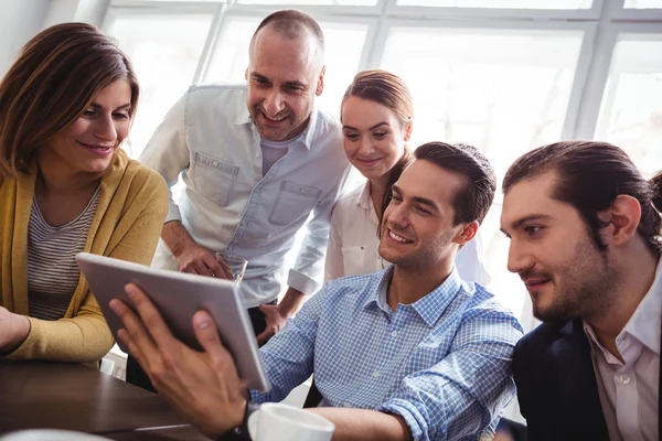 Mensen uit het bedrijfsleven met behulp van digitale Tablet PC — Stockfoto