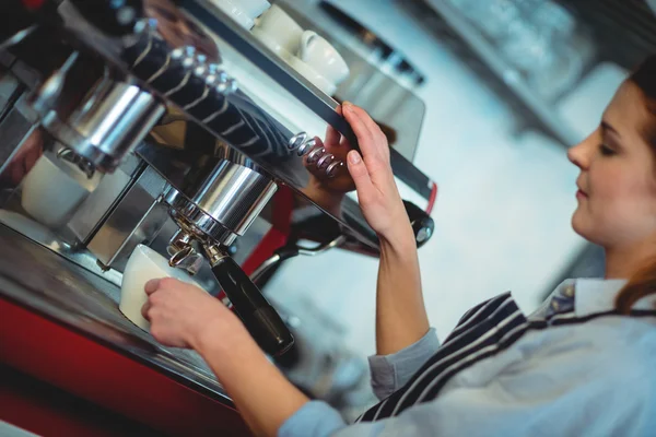 Barista usando máquina de café expresso — Fotografia de Stock