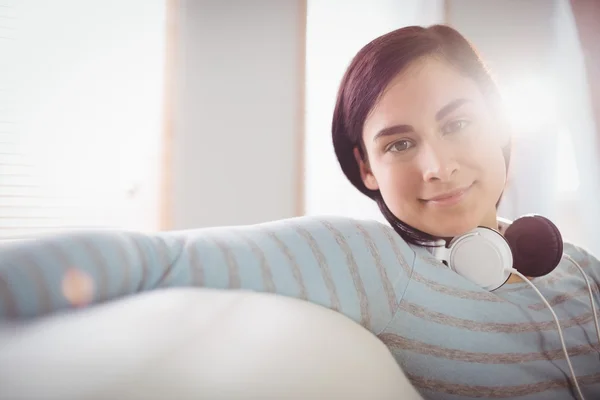 Vrouw met koptelefoon — Stockfoto