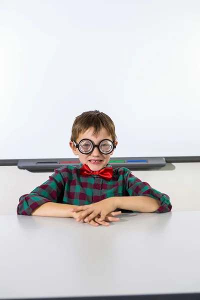 Sınıfta masada oturan çocuk — Stok fotoğraf