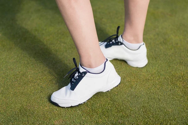 Mujer usando zapatos deportivos — Foto de Stock