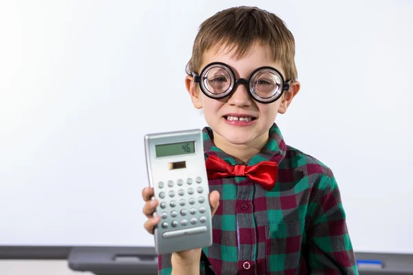 Garçon tenant calculatrice dans la salle de classe — Photo