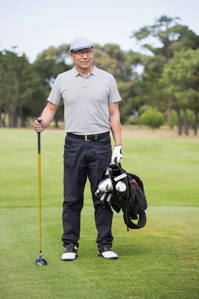 Golfer steht auf Feld — Stockfoto