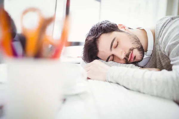 Trött affärsman tar tupplur i office — Stockfoto