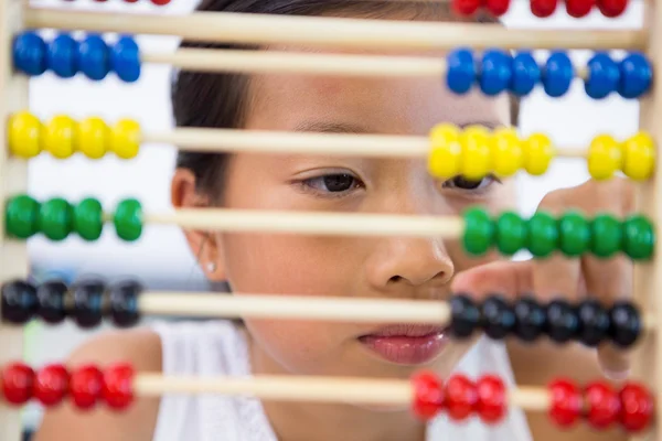 Dívka si hraje s abacus — Stock fotografie