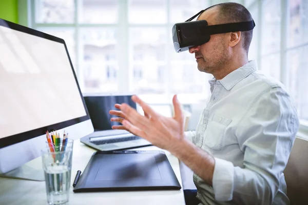 Designer mit Virtual-Reality-Headset — Stockfoto