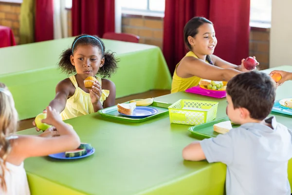 Crianças em idade escolar tomando café da manhã — Fotografia de Stock