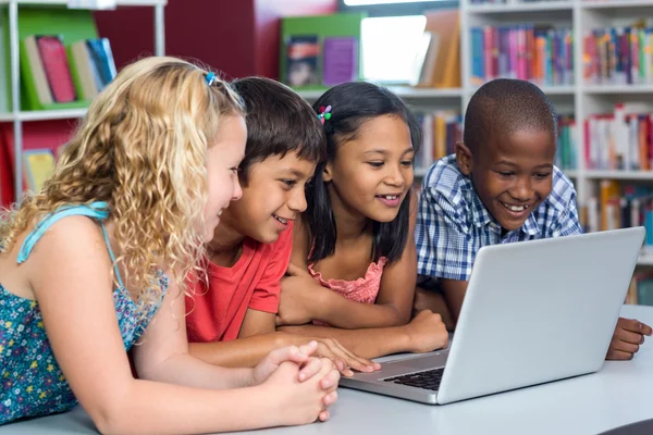 Colegas de classe étnicos multi olhando para laptop — Fotografia de Stock