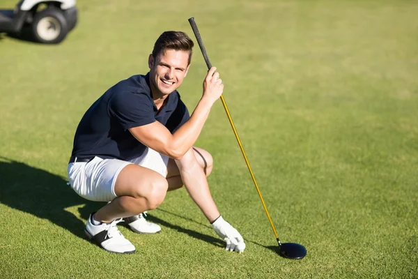 Muž umísťující golfový míček na tee — Stock fotografie