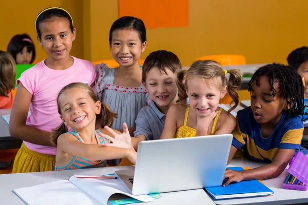 Sorrindo crianças multi étnicas usando laptop — Fotografia de Stock