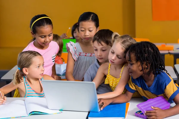 Τα παιδιά χρησιμοποιώντας φορητό υπολογιστή — Φωτογραφία Αρχείου