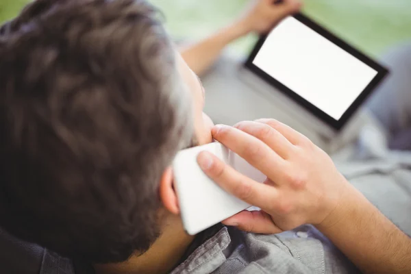 Podnikatel pomocí tabletu a telefonu — Stock fotografie