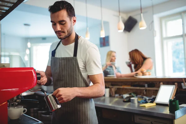 Barista dökerek kahve Café — Stok fotoğraf