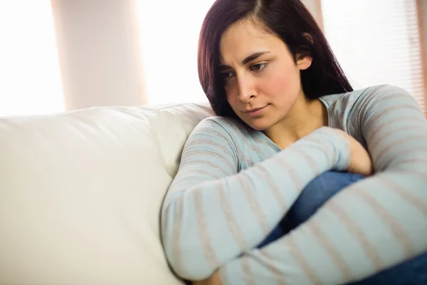 Donna triste seduta a casa — Foto Stock