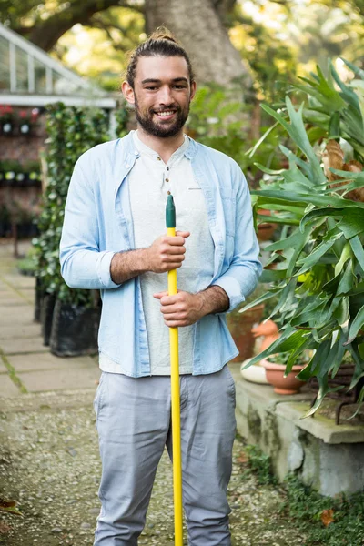 Trädgårdsmästare med handverktyget på garden — Stockfoto