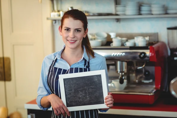 Trzymając pustą tablicę w kawiarni Barista — Zdjęcie stockowe