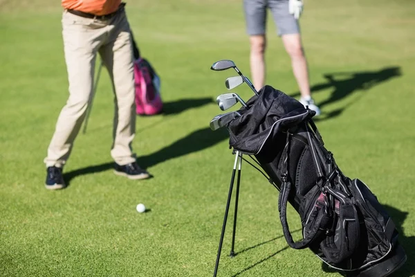 Pár játék golf táska előtérben — Stock Fotó