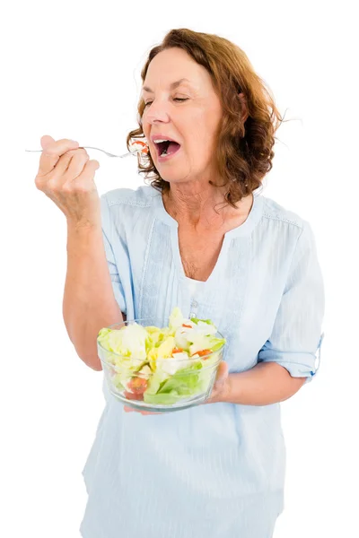 Зрелая женщина с овощным салатом — стоковое фото