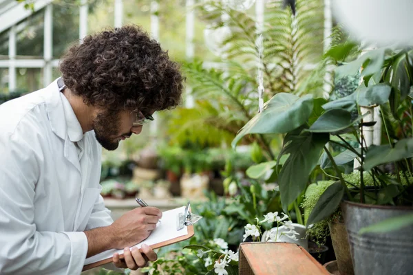 Homme scientifique écrit dans le presse-papiers — Photo