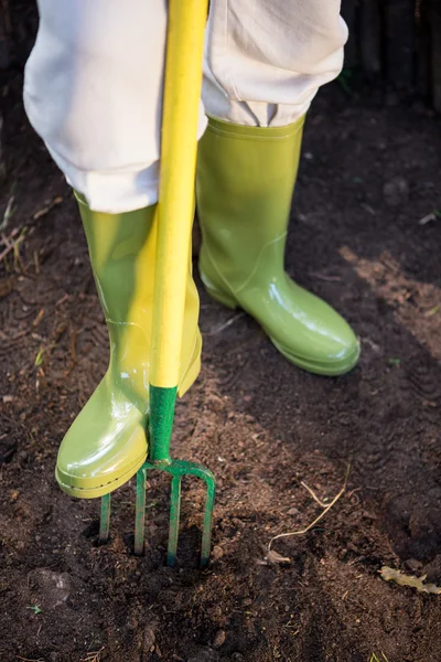 Trädgårdsmästare med trädgårdsarbete gaffel på gård — Stockfoto