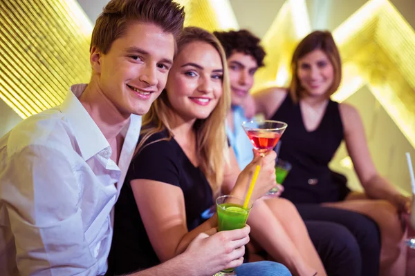 Retrato de amigos en discoteca — Foto de Stock