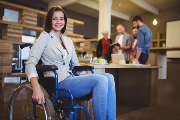 Selbstbewusste behinderte Geschäftsfrau am Schreibtisch — Stockfoto