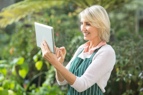 Jardineiro maduro usando tablet digital — Fotografia de Stock