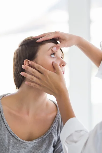 Médico chequeando ojo mujer —  Fotos de Stock