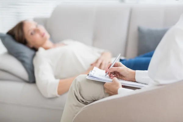 Therapeut schreibt Notizen des Patienten — Stockfoto