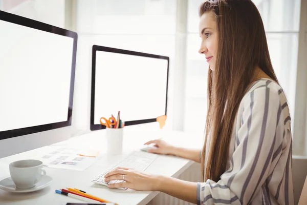 Affärskvinna som arbetar på dator i office — Stockfoto