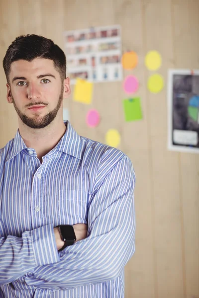 Homme intelligent au bureau — Photo