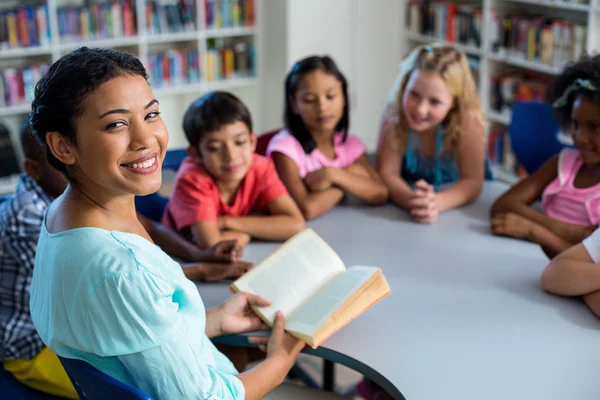 Leerlingen luisteren naar hun leraar lezen — Stockfoto