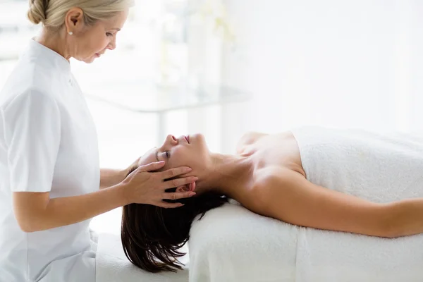 Masseur giving masage to woman — Stock Photo, Image