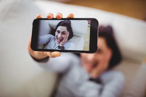 Mulher feliz tomando selfie — Fotografia de Stock