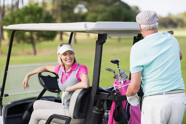 Sorrindo casal golfista — Fotografia de Stock