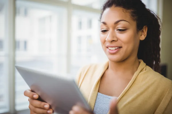 Mulher de negócios usando tablet digital — Fotografia de Stock