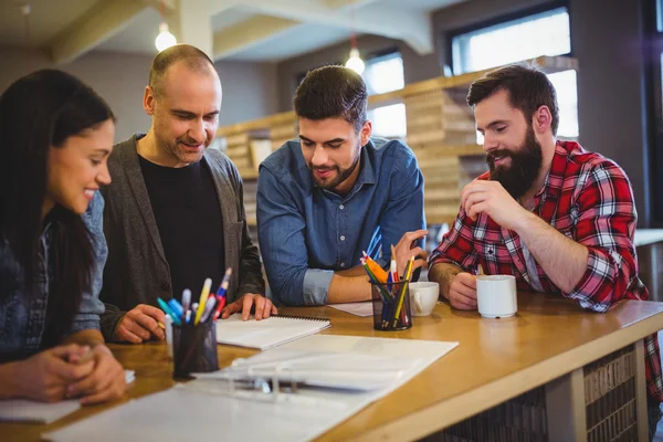 Creativi uomini d'affari discutono a tavola — Foto Stock