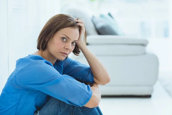 Traurige Frau auf dem Sofa — Stockfoto