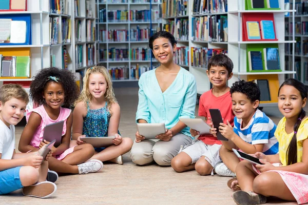 Leraar met kinderen houden van digitale tabletten — Stockfoto