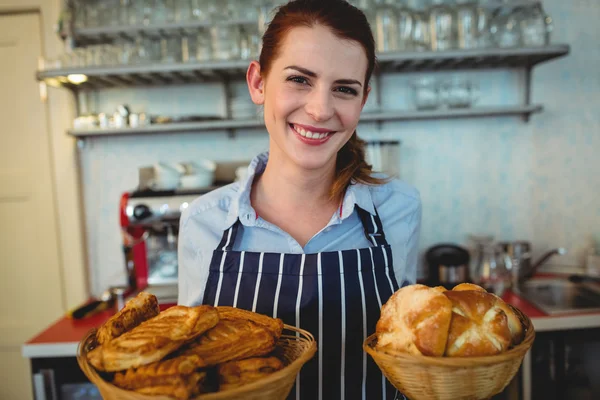 カフェでバリスタを提供するパン — ストック写真