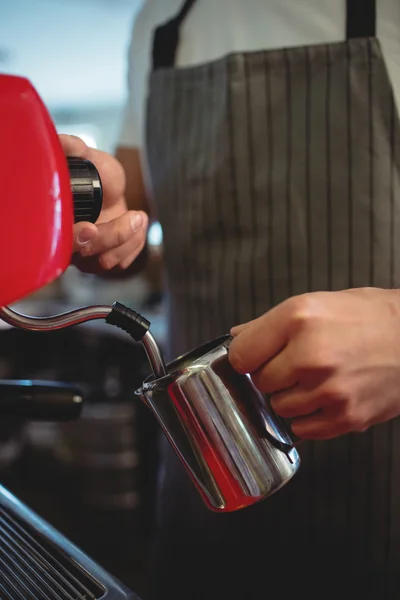 Barista koffie gieten van espresso maker — Stockfoto