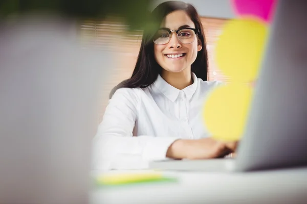 Wanita tersenyum bekerja di kantor — Stok Foto