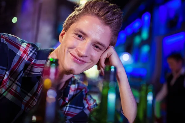 Sonriente hombre en bar mostrador — Foto de Stock