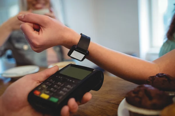 Cliente con reloj inteligente en la cafetería — Foto de Stock