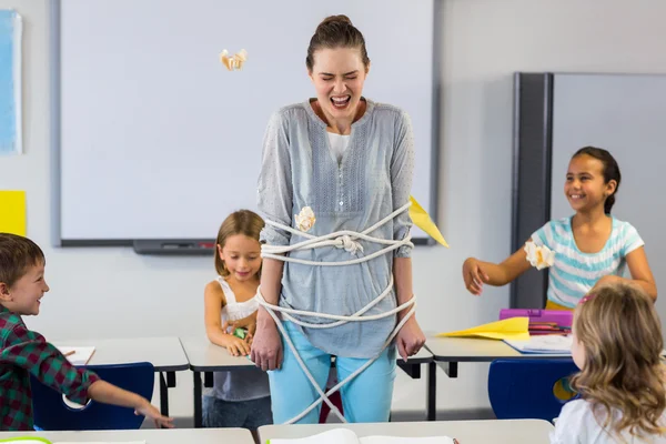 Schoolkinderen vrouwelijke leraar met touw vastgebonden — Stockfoto