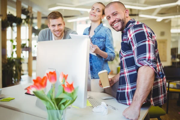 Uomini d'affari alla scrivania in ufficio creativo — Foto Stock